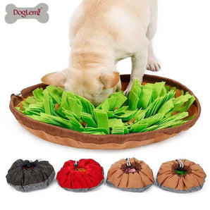 Interactive pet slow food puzzle blanket sniffing mat ideal for reducing boredom and anxiety.